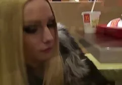 父亲在学校的裙子和白色长袜上乱搞他最小的女儿