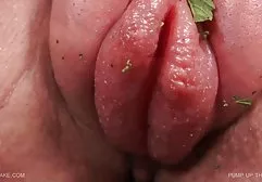 妈妈抓住儿子抽搐，匆匆跟他性交