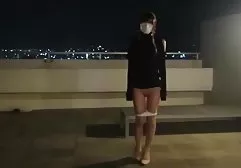老女人尖叫，当由一个大鸡巴在池边硬性交