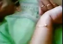 那家伙抓住了一位年长的女朋友和一位老女同性恋
