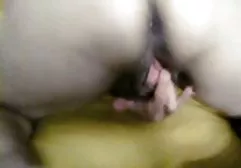 婊子在乳胶泵浦阴唇嘴唇