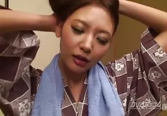 在桌子上的老师性交丰满的学生