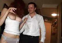 性感的金发女郎，有着一个玩具在屁股吮吸公鸡和乱搞在她的阴户