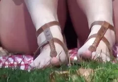 丝袜的纤细宝贝拉着大阴唇