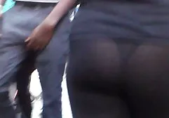 苗条的女孩与狭窄的阴户卡住大橡胶假阳具