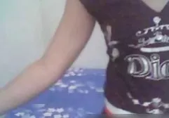 一个男人和一个穿着网袜的婴儿一起玩，假装是一个洋娃娃