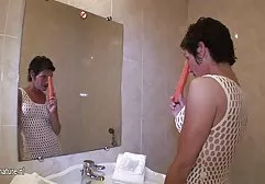 这个女孩用他们无数的ebarey的精子喝香槟