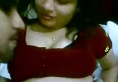 两个男人和一个女孩看着色情与肛门