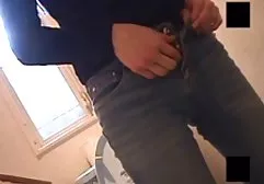 黑色荡妇得到了她朋友的丈夫的白色家伙