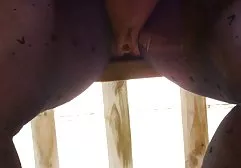 尼娜穿着一条很短的裙子是闪亮的胸部和阴户