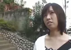 红发婊子玛丽娜在一个废弃的建筑工地上给了肛门