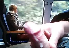 充满激情的棕色头发与小山雀给口交和给屁股