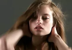 淫荡的妻子在厕所猫显示她的丈夫