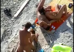 一个年轻模特的照片会议在牛仔样式的