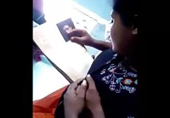 放荡的女孩试图在床上激发男人