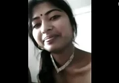 吸引乳房的女儿吸吮爸爸成员和妈妈带领