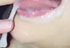 乳胶中的小鸡在一个受束缚的奴隶的成员中推了一个薄的振动器