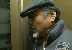 温和的黑白混血儿给了客户一个难忘的口交和按摩