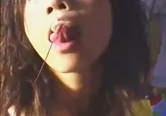 红发女人在自然中乱搞她的丈夫，并给他一个口交