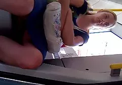 令人兴奋的热身年轻芭蕾舞女演员与灵活的身体