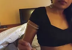 美女与大屁股试穿新的紧身衣