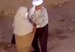 安吉拉毫不犹豫地吮吸相机