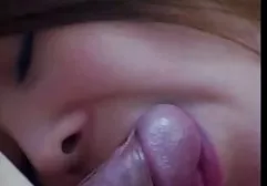 年轻的女孩在第一次性别后烧她的衣服