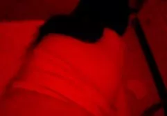 丈夫在柔软的屁股上狠狠地揍他热辣的小妻子