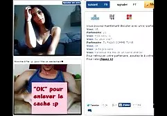 夫妇在手机上脱下他们的阴部