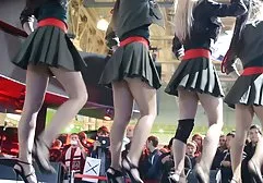 健美运动员和男人一起抽筋