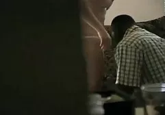 Justin Waddell在浴室里脱衣服