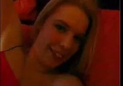 戴着圣诞帽的露西给了自己一个男人