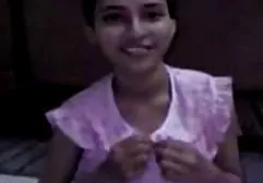 猫女人抓着一个人在按摩浴缸
