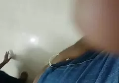 舔他年轻的屁股后，男人的家伙性交