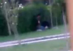 当他的妹妹吮吸他的家伙时，哥哥带着相机