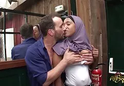 俄罗斯夫人允许这个家伙舔腿领