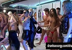 这个婊子正在吮吸一个男人站立的家伙
