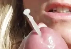 英俊的同性恋者爸爸在桌上捣毁癌症