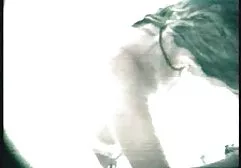 男同性恋者脱下他的蓝色内裤和自慰