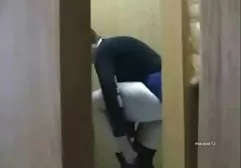Trinity将振动器插入狭窄的肛门