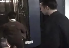 Gomik将自己带到了性高潮