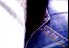 有一个长的家伙zhahaet金发碧眼的女人的人在桌上