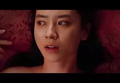 同性恋黑白混血儿在打开的相机前自慰