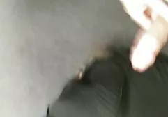 那家伙轻轻地抚摸着他心爱的胸膛