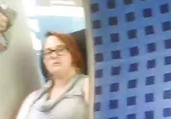 那个男人在女同性恋爱抚的类型上结束了，并且两个母狗都很难干