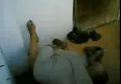 红发美女在床上玩新玩具