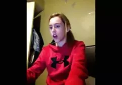 女孩在水下舔了一下这个家伙，让他成了一个口交