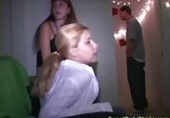 太太戴着蒙面黑衣男子嗅她的袜子