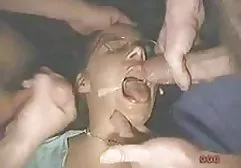性感的宝贝伊芙琳赤身裸体地摆在沙发上，露出她的阴部