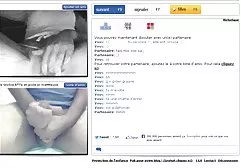 这个男同性恋者在厨房里用一个年幼的儿子坚定的阴茎代替了一个屁股